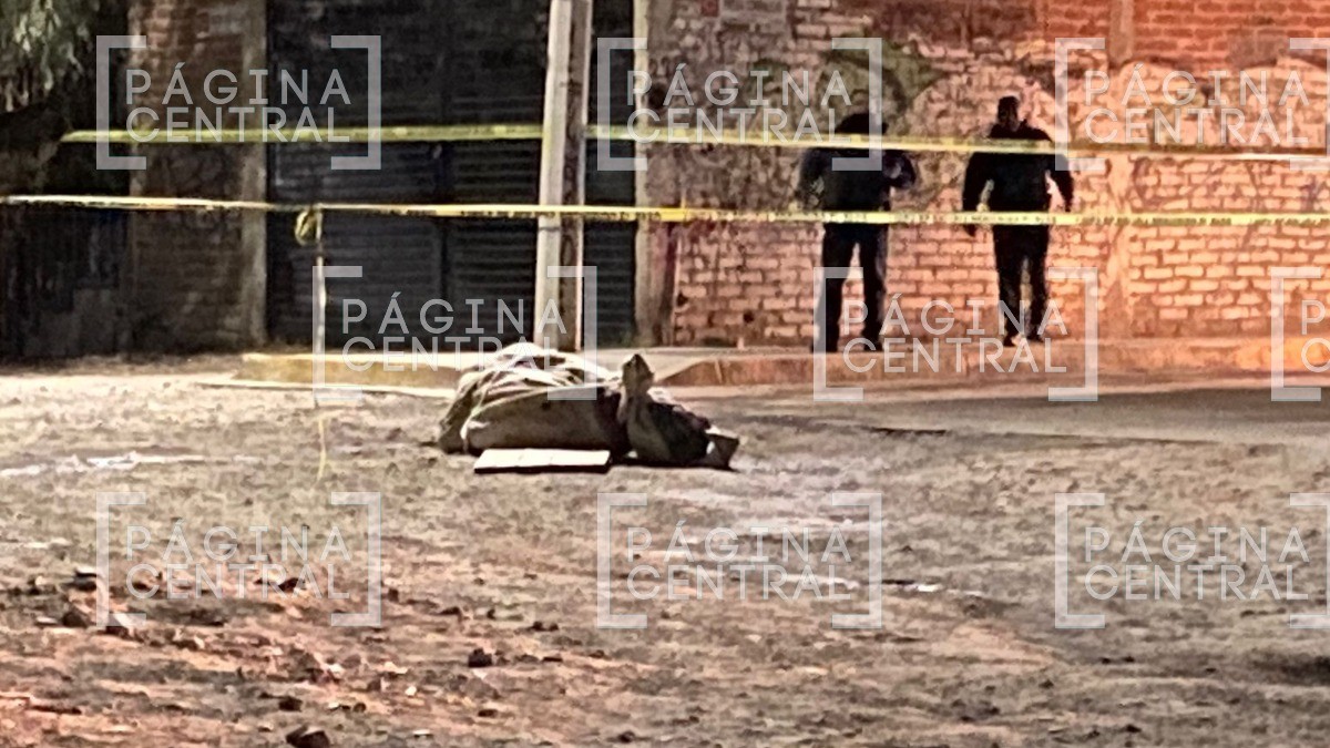 Tiran cuerpo encobijado en Rivera de la Presa