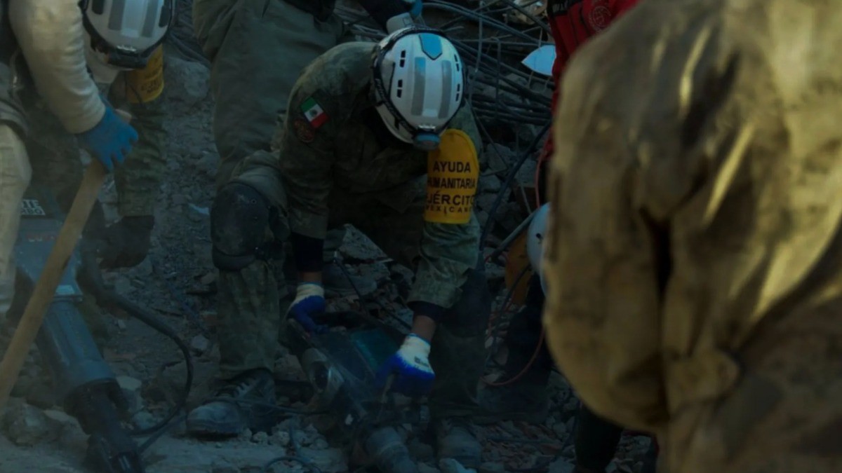 Rescatan brigadistas mexicanos a cuatro personas con vida en Turquía