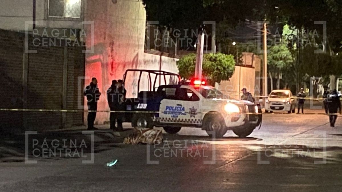 Tiran cuerpo encobijado a la mitad de bulevar en Prados Verdes