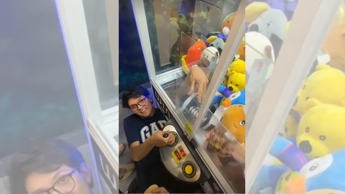 Joven hace trampa y saca con su mano peluches de una máquina