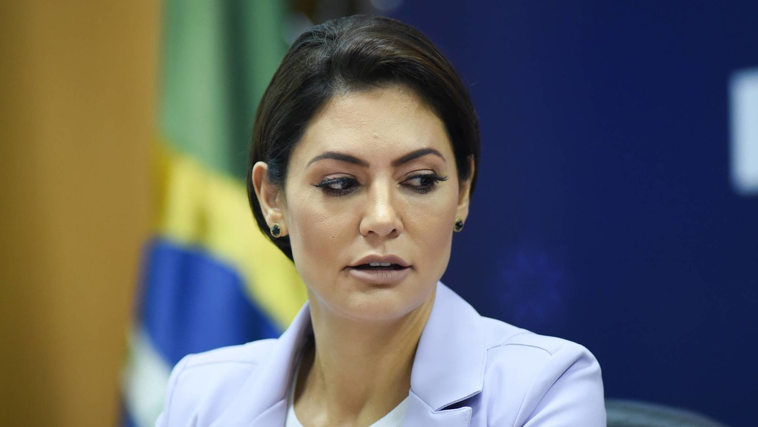 Entra esposa de Bolsonaro a la carrera política en Brasil