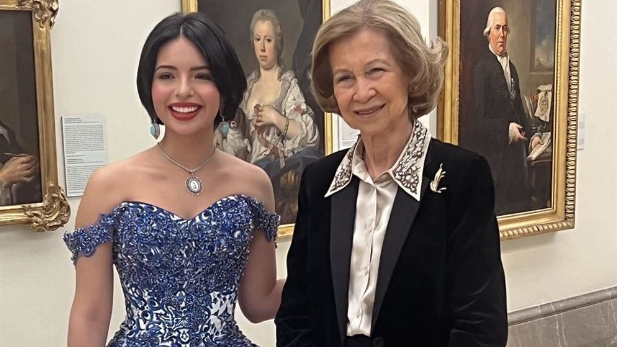 Rompe Ángela Aguilar con protocolo frente a Reina emérita Sofía