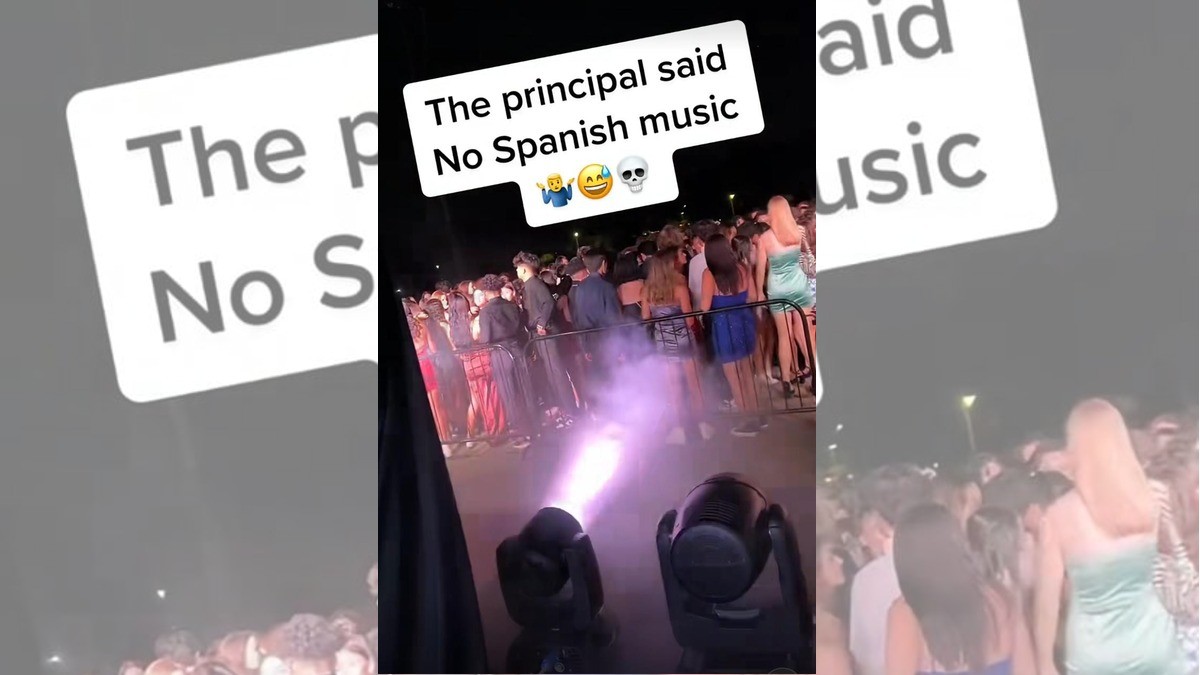 “La Chona” pone a bailar a estudiantes gringos en su graduación