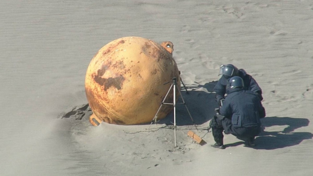 Aparece misteriosa bola de metal en Japón