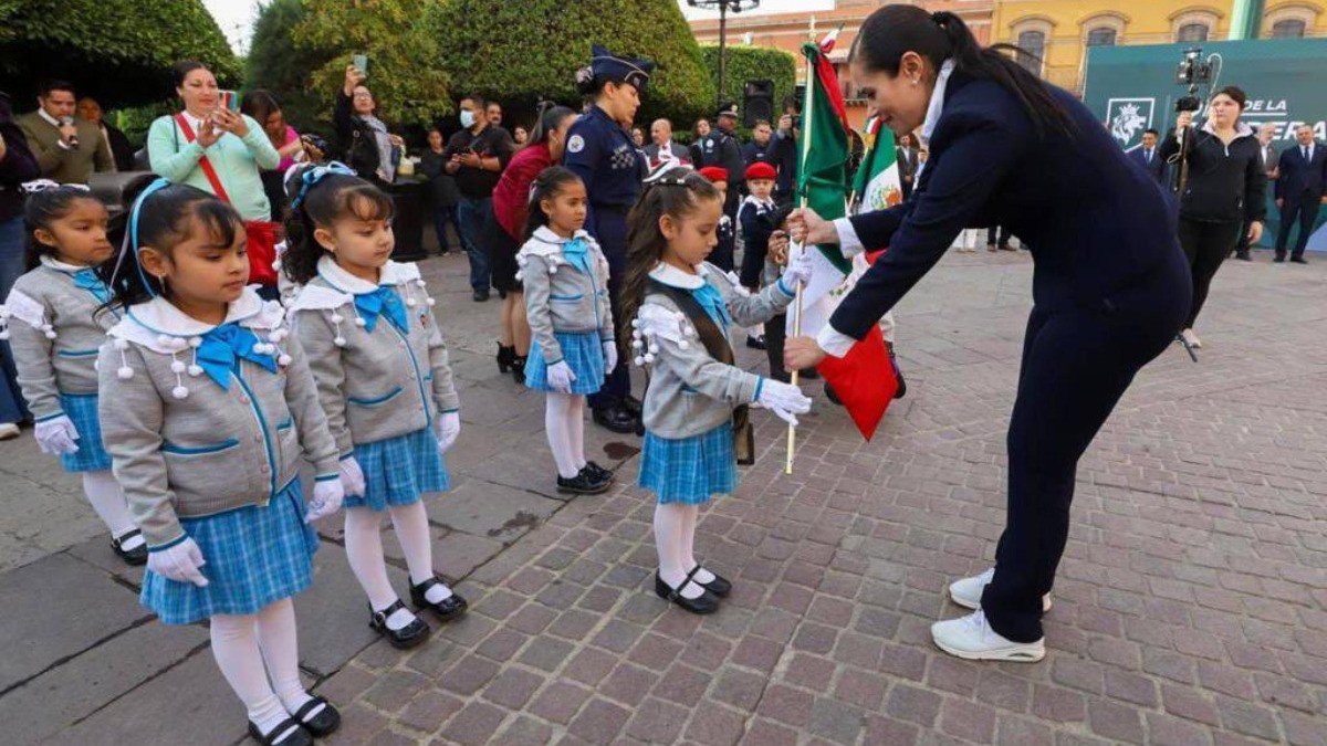 Abanderan a 12 escoltas de escuelas de educación básica y media superior