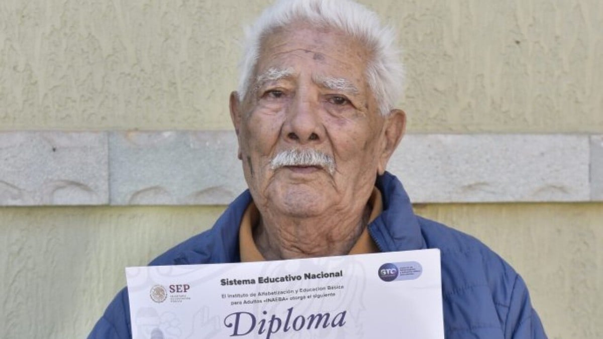Don Cuco de 92 años invita a que otros terminen la primaria como él