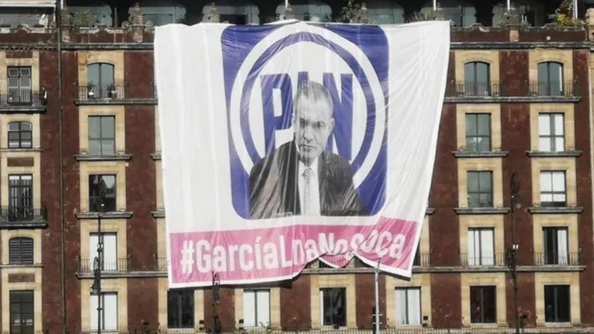 Dan bienvenida a marcha INE con manta de Genaro García Luna