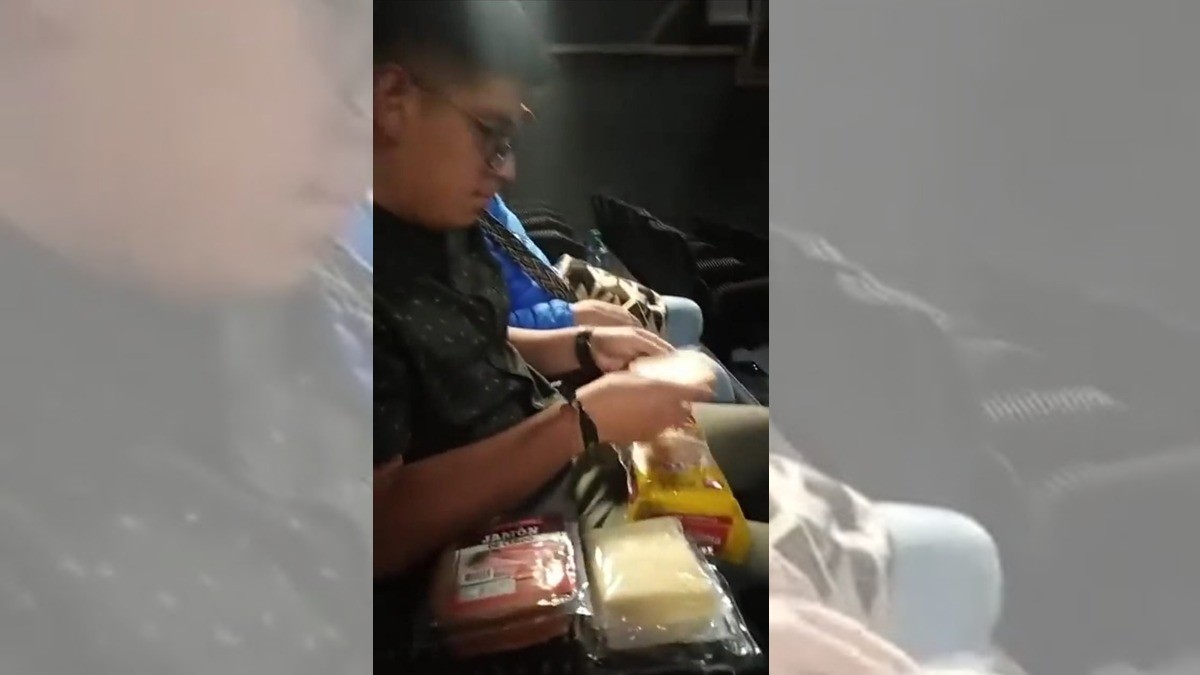 Joven decide prepararse unos sándwiches, ¡en la sala de cine!