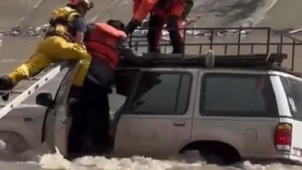 Bomberos rescatan a automovilista varado en canal
