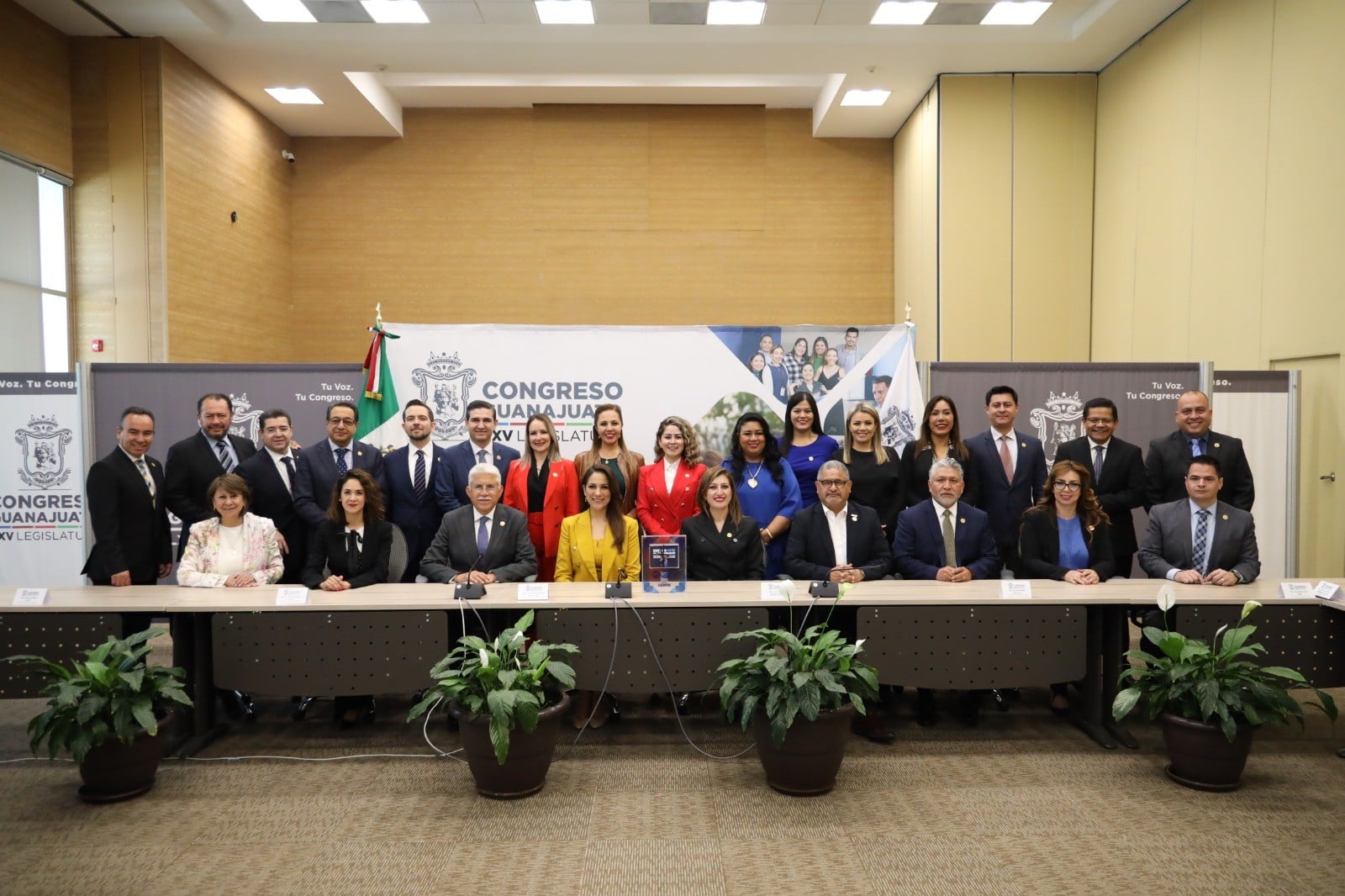 Reciben diputados  5to informe de gobierno estatal