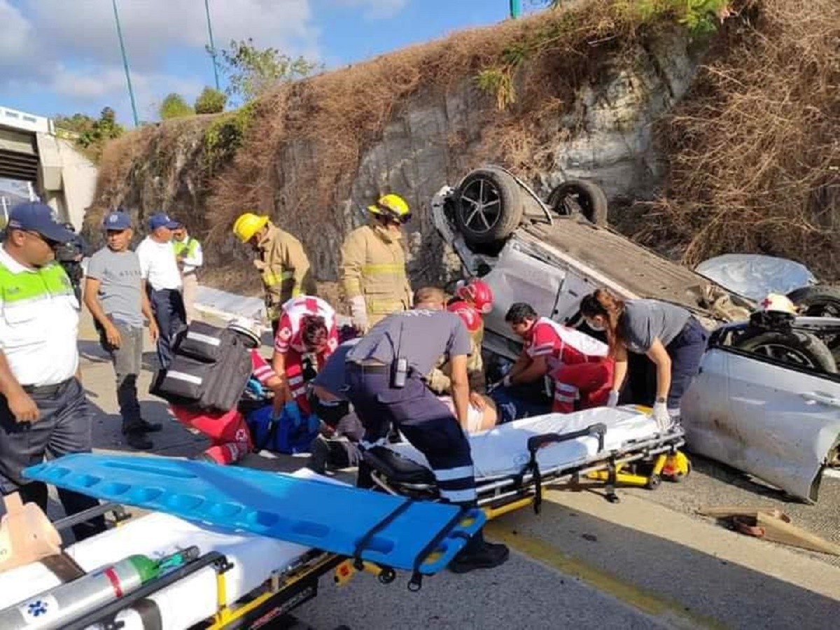 Tragedia en Ixtapa: se accidenta una pareja de turistas guanajuatenses