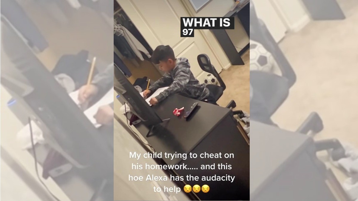 Niño le pide a Alexa que le ayude con su tarea