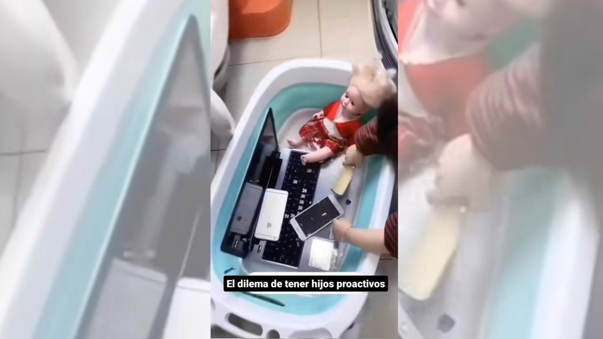 ¡Niña “mete a bañar” celular y computadora de sus papás!