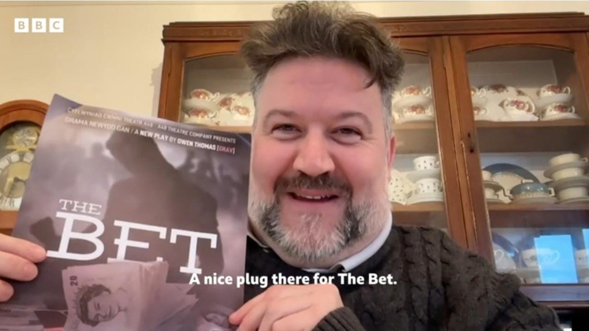 Hombre lleva su carro a lavar y encuentra boleto ganador de la lotería