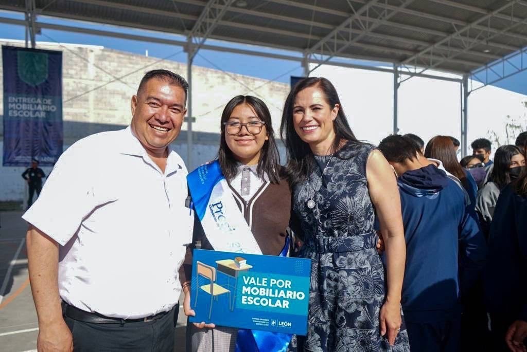 Benefician infraestructura de 6 escuelas leonesas