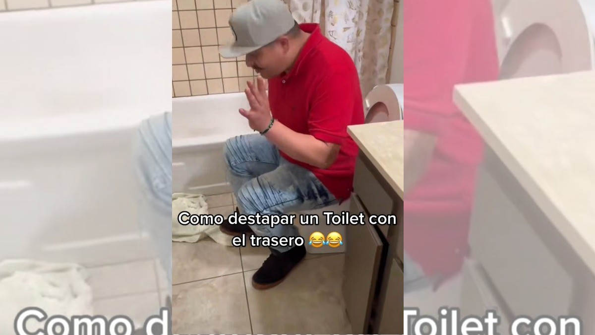 Hombre enseña a destapar un inodoro con las pompis