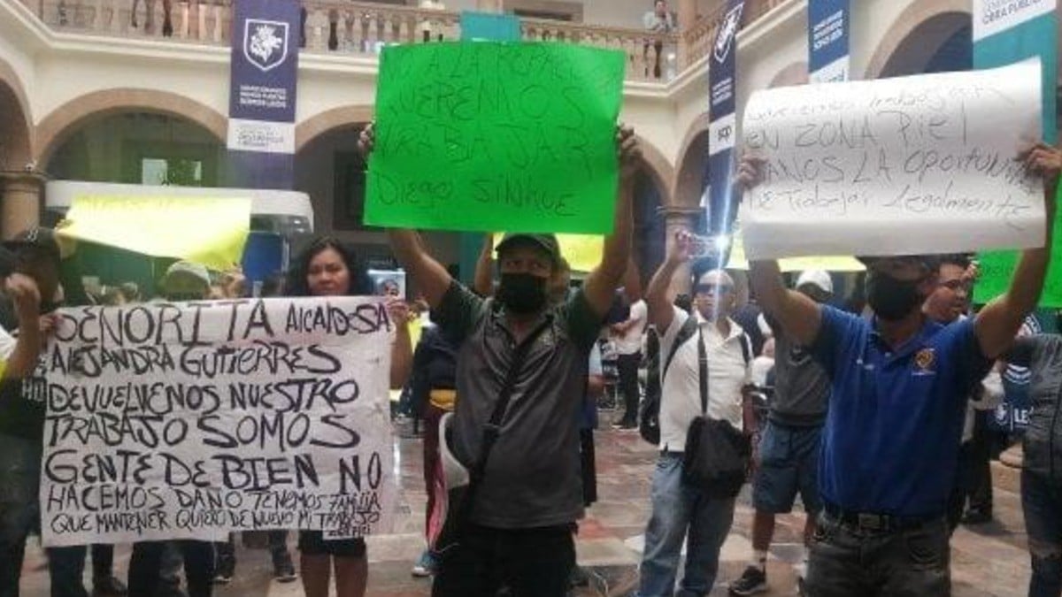 Se manifiestan comerciantes de Zona Piel; piden ser restituidos