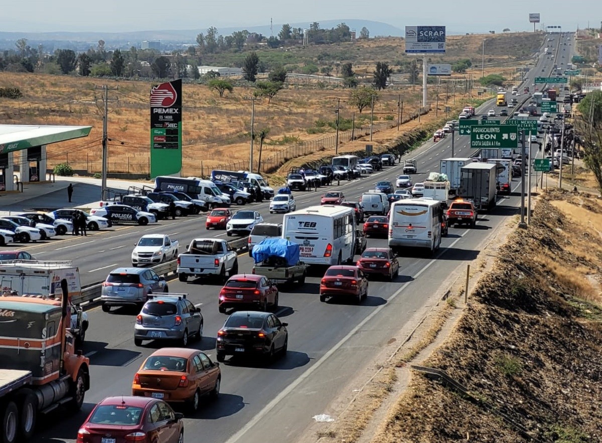 Bloquean carretera León – Irapuato, tras ser desalojados de Lo de Juárez