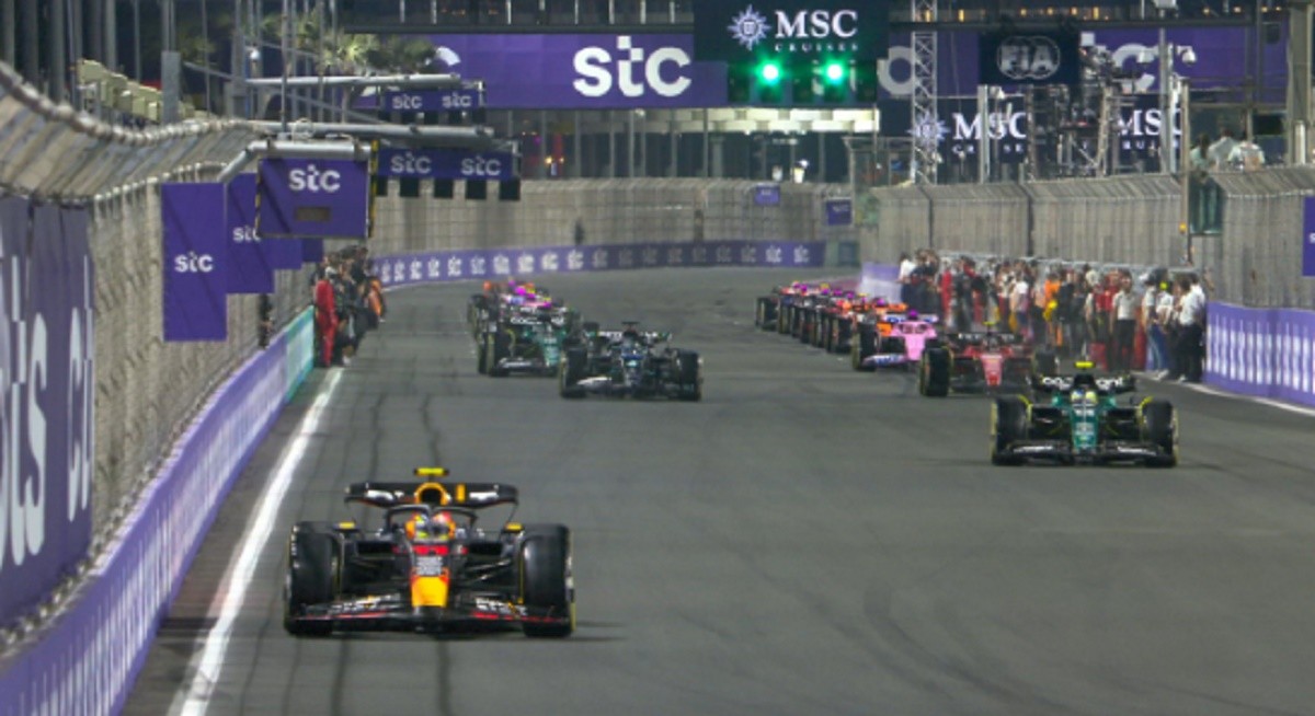 Checo gana en Arabia Saudita; 1 y 2 de los toros rojos