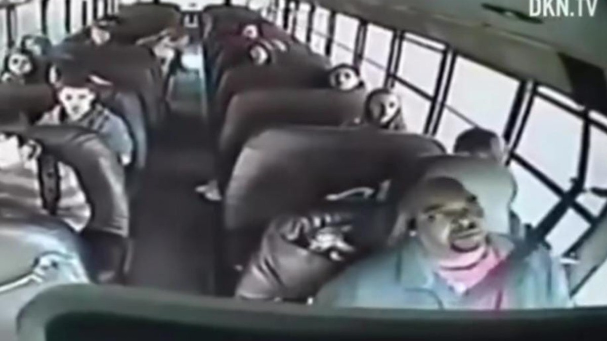 Niño salva a sus compañeros de morir en el autobús; el chofer se desmayó