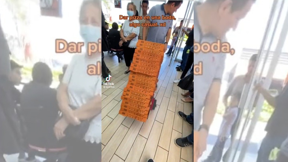 Recién casados dan pizzas durante el banquete