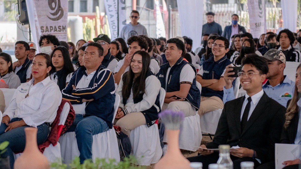 “Dos canciones de Julión” y salir de la regadera, pide Trejo a jóvenes