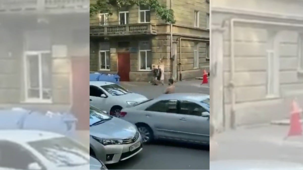 Vegano se desnuda a la mitad del tráfico “para crear conciencia”