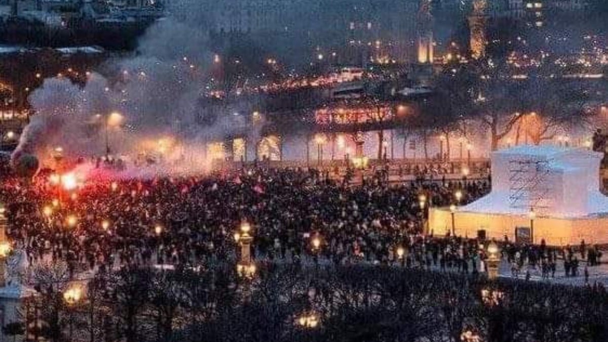 Macron no resiste protestas generales en Francia