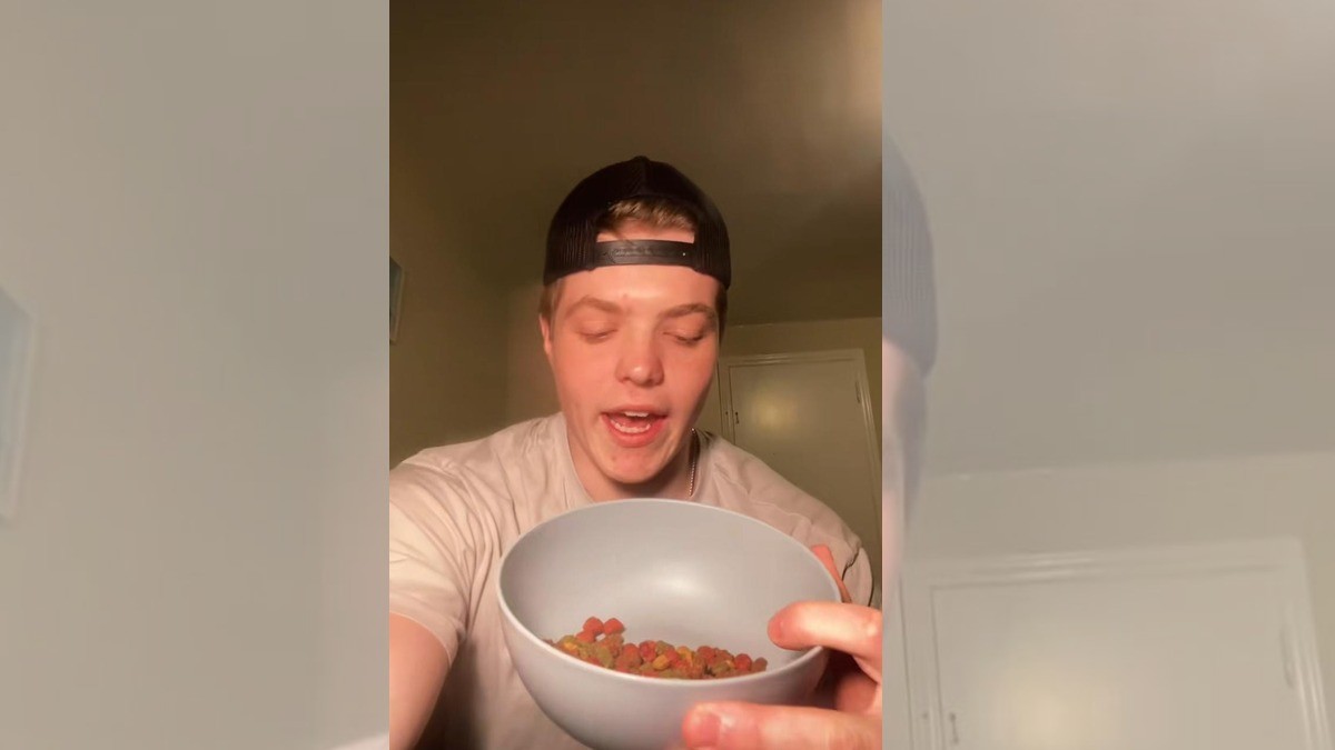 Influencer recomienda comer alimento para perro para “ganar músculo”