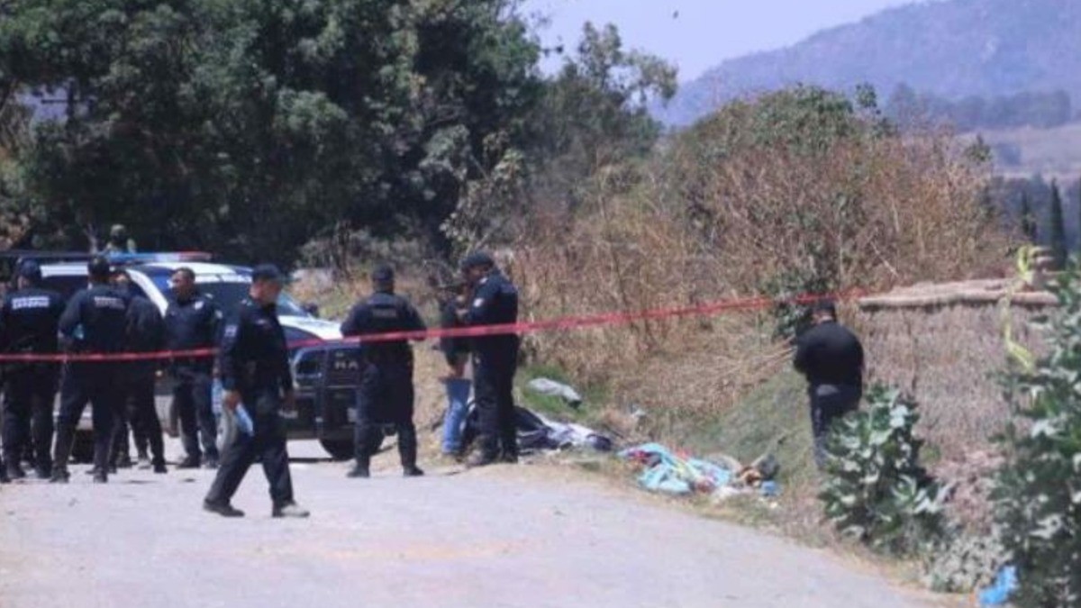 Hallan a una bebé con vida entre dos cadáveres