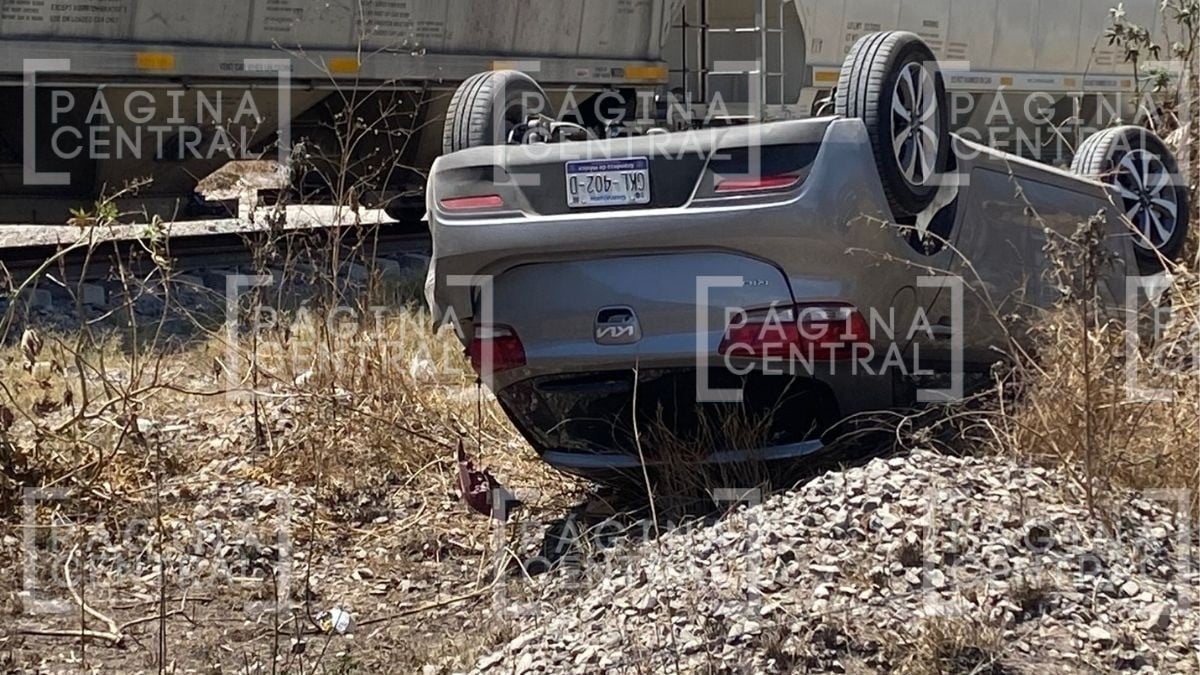 ¡Otra vez! Intenta ganarle al tren y vuelca su auto
