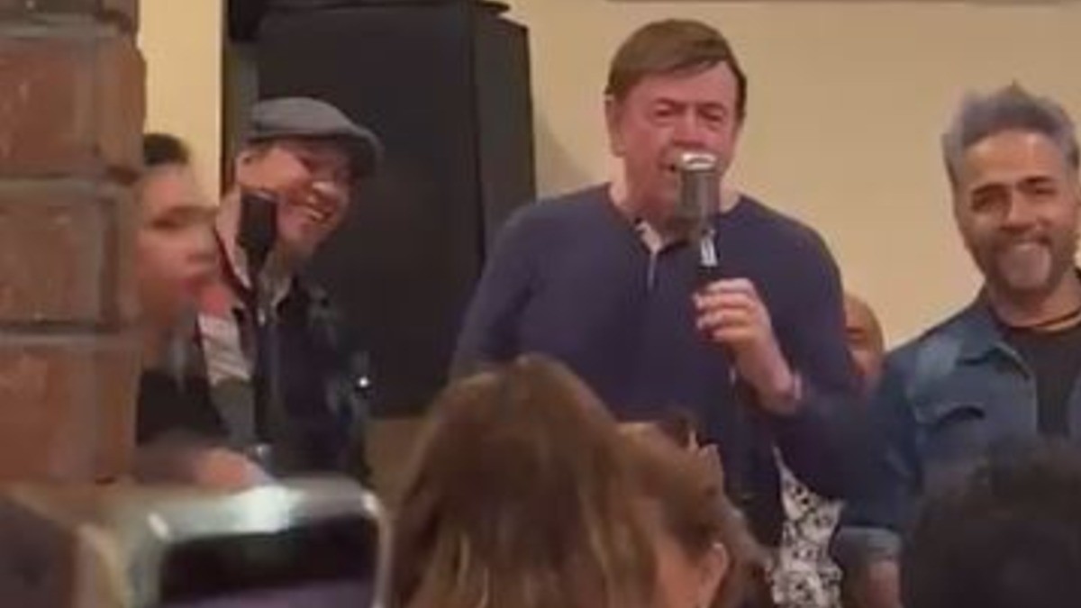 #VIDEO | Encuentran a doble de ‘Chabelo’ ¡cantando en un bar!