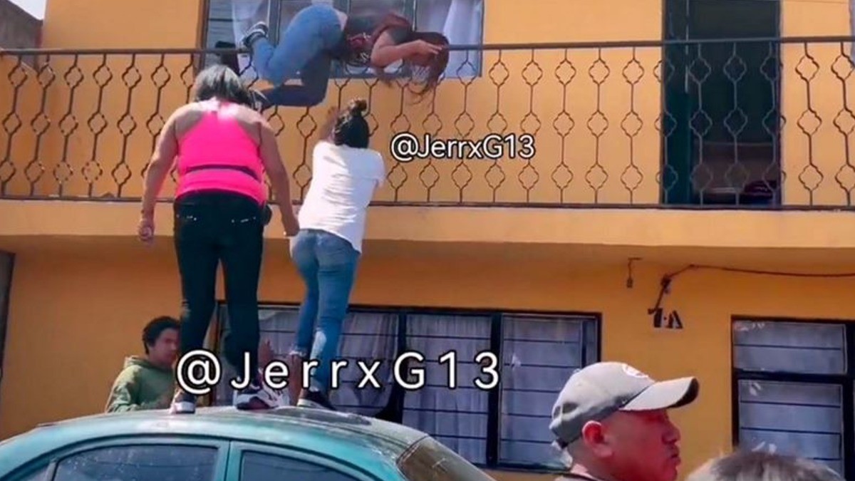 ¡Policía salva a maestra de ser linchada!