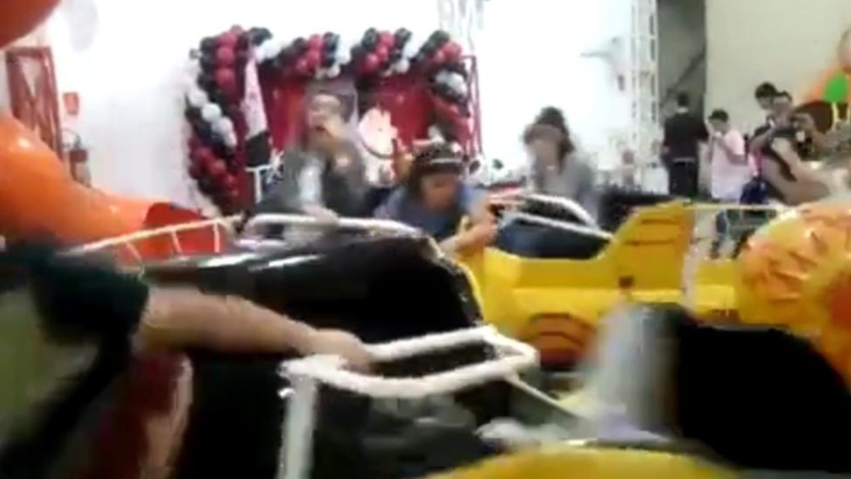 #Video Hombre sale disparado de un juego mecánico