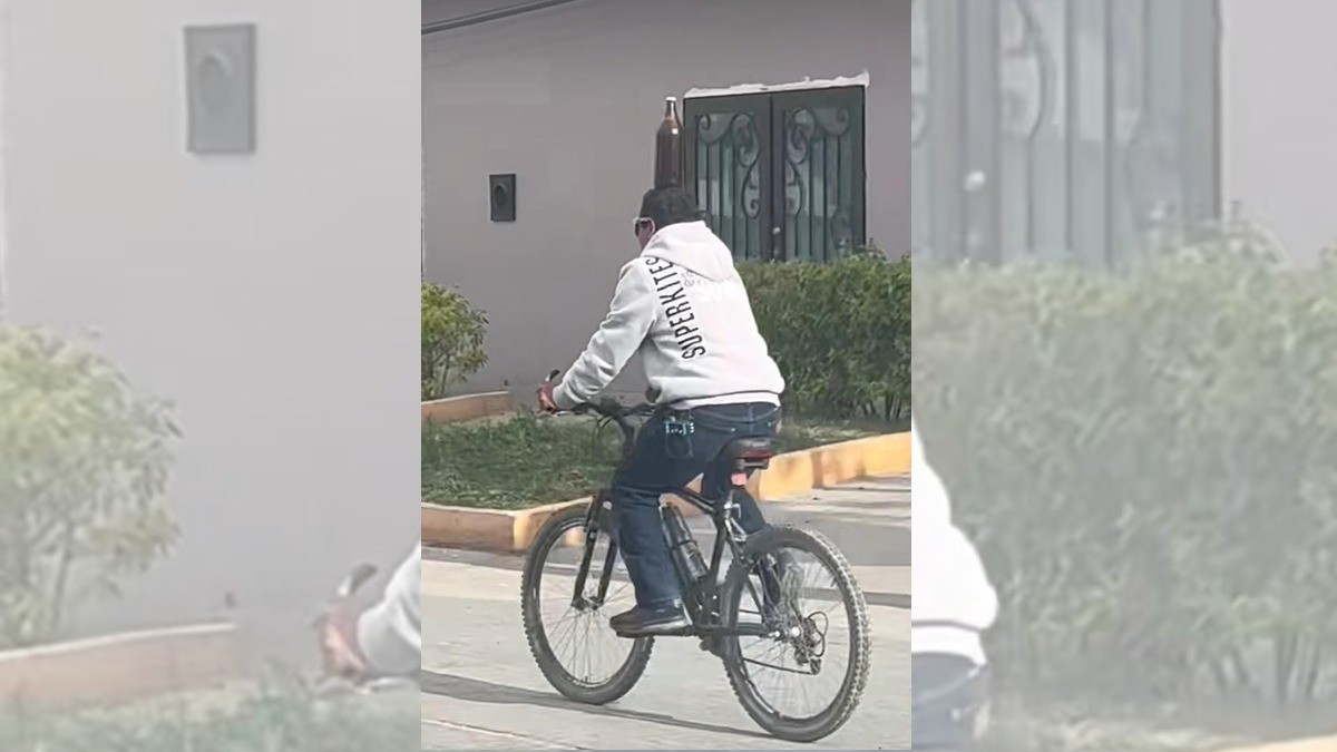 Ciclista transporta caguama, ¡en la cabeza!