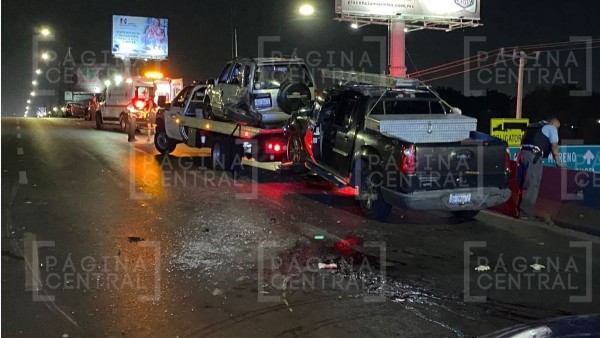 Conductor de Mustang impacta a autos varados en bulevar Aeopuerto