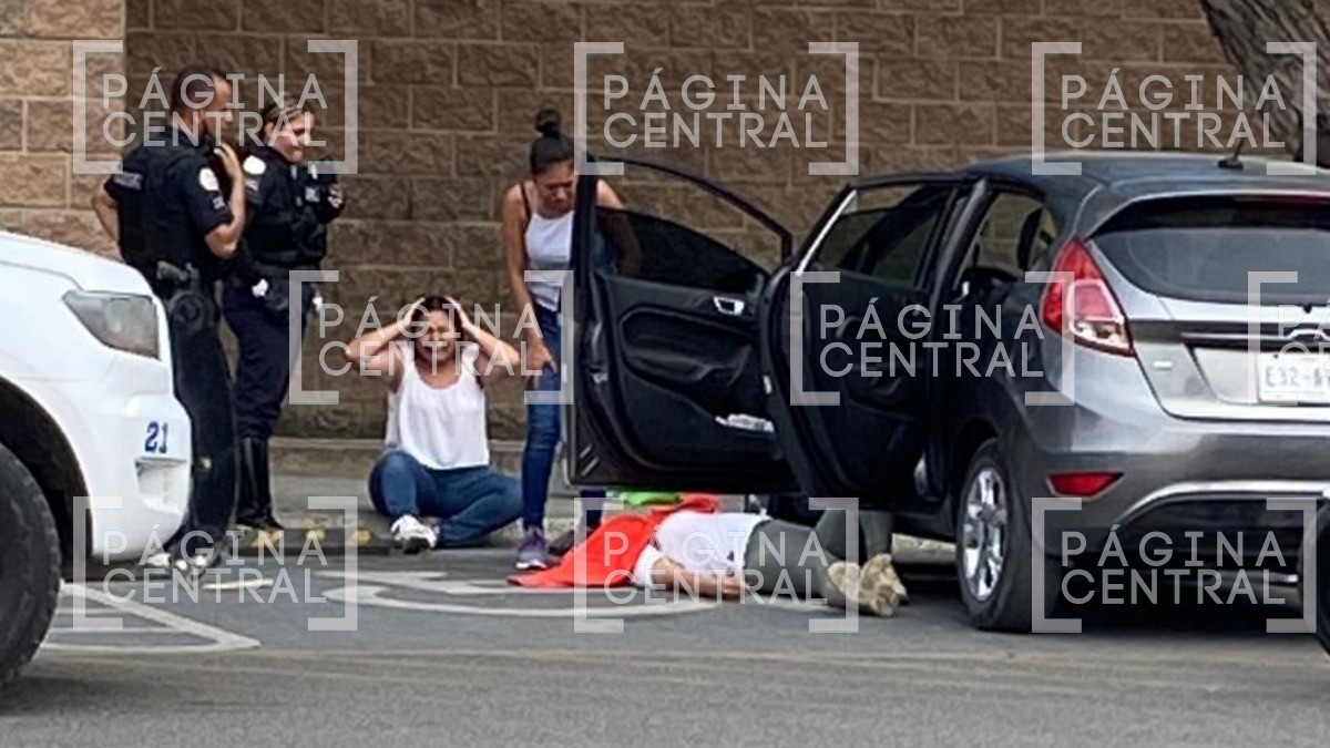 Motosicarios disparan a mujer afuera del Walmart Rentería; muere en el hospital