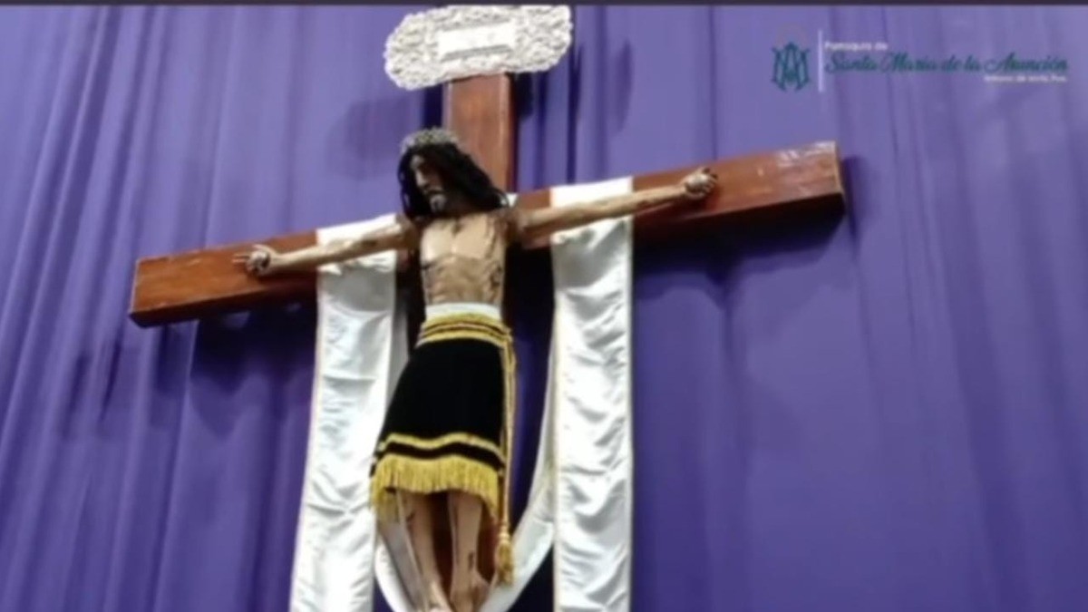 ¡Captan momento en el que un Cristo mueve la cabeza en plena misa!