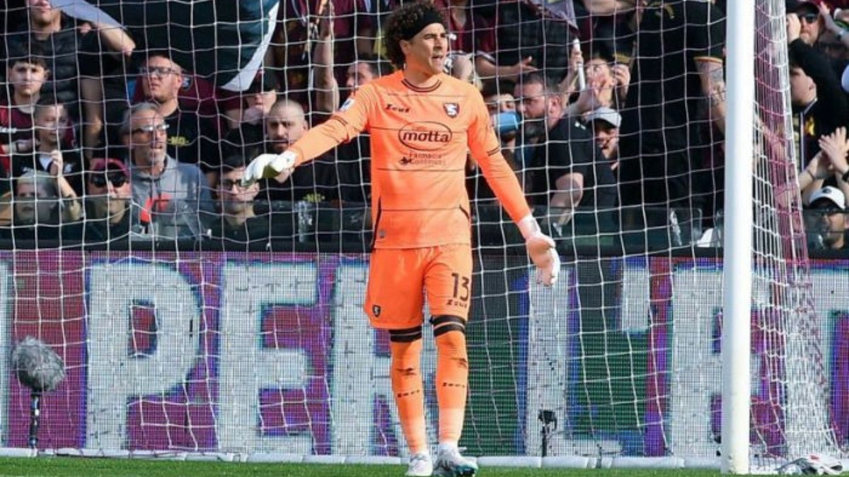 Alaban a Memo Ochoa en la Salernitana italiana tras último partido