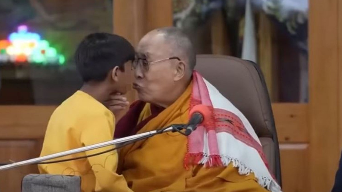 Dalai Lama besa a niño en la boca y desata críticas