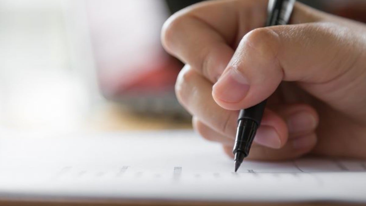 Pide a alumnos redacten su obituario y lo despiden