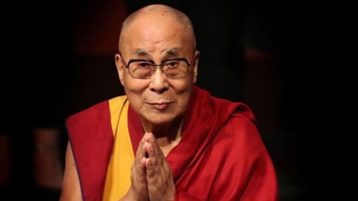Ofrece Dalai Lama disculpas a niño por pedirle chuparle la lengua