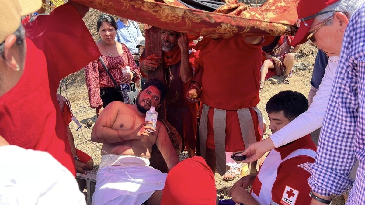 Actor que personificaba a Cristo cae de la cruz y termina en el hospital