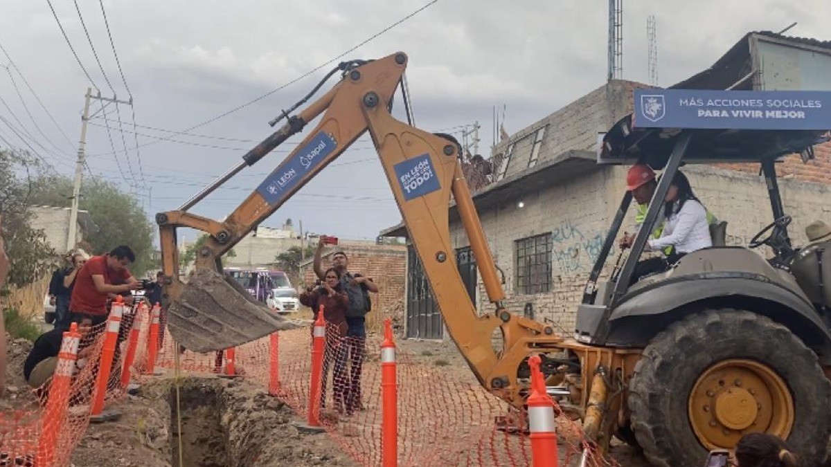 Entrega Ale Gutiérrez 15 calles; anuncia más de 50 obras para la delegación Las Joyas