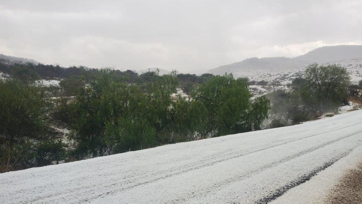 Granizada sorprende a la capital; cubre de blanco la sierra de Santa Rosa