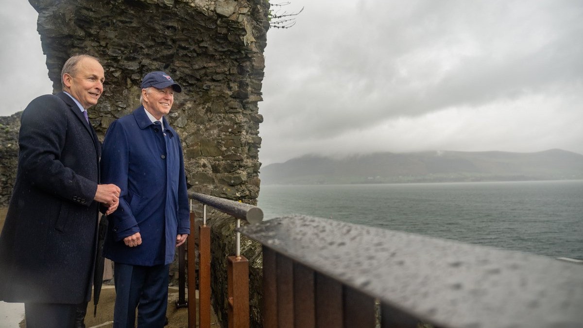 Llora Joe Biden al recordar a su hijo en Irlanda