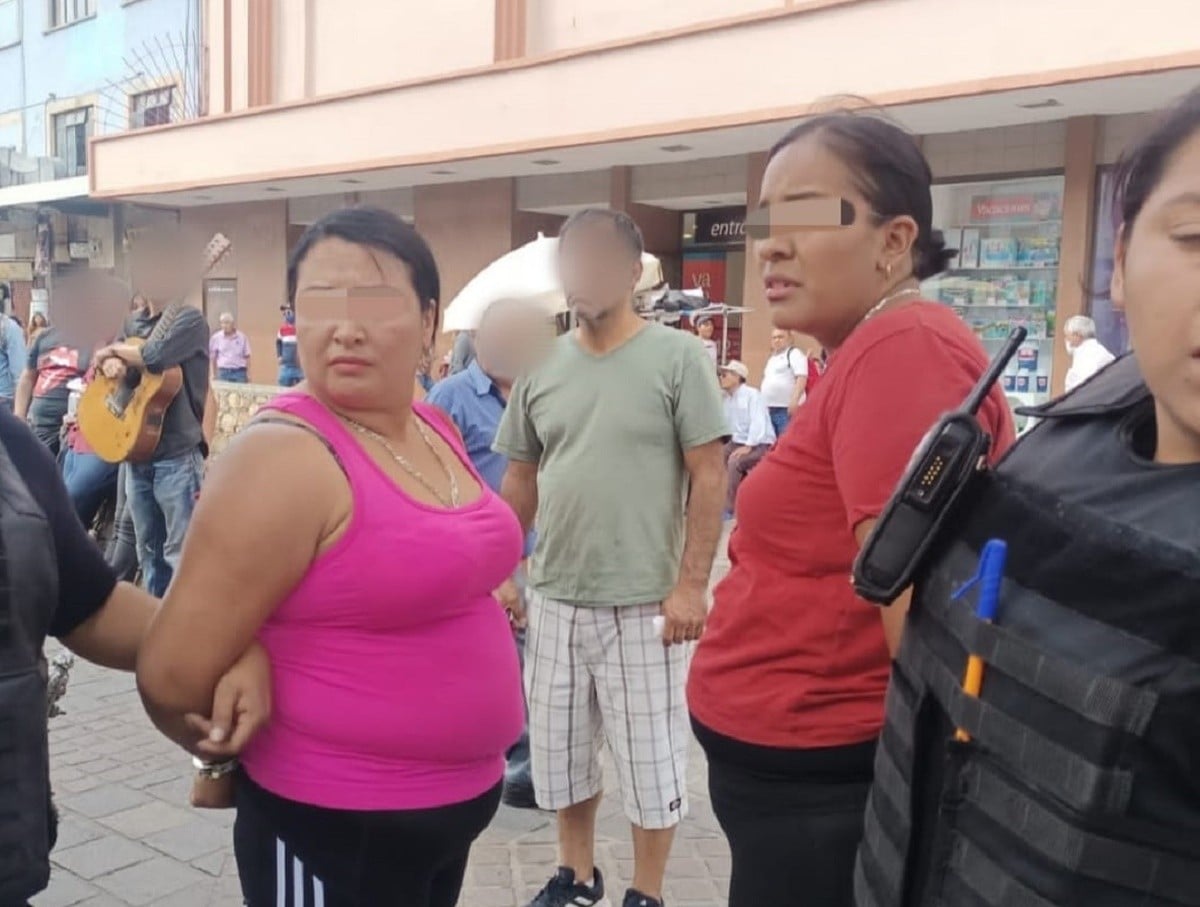 Por presunto robo de 4 refrescos y 12 galletas, exhiben a 2 leonesas en Guanajuato