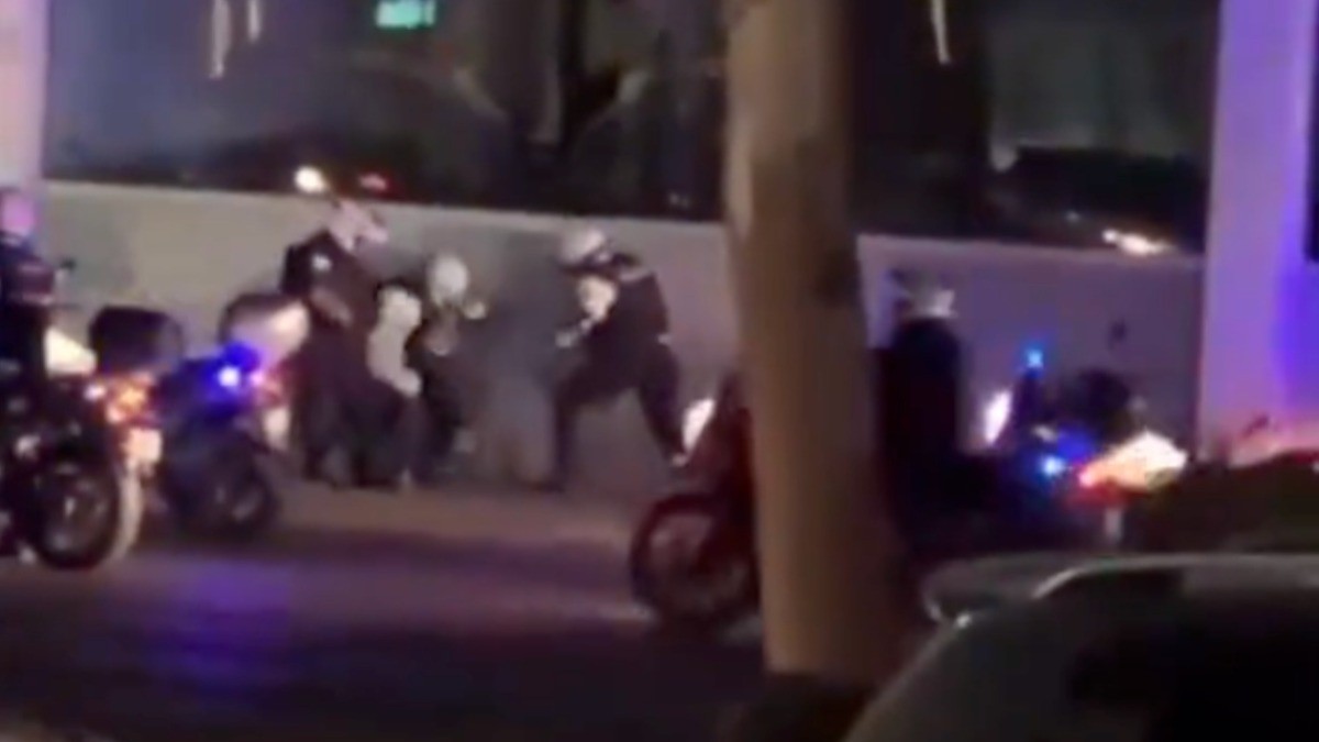 Separan de funciones a policías de León por golpiza a aficionado afuera del estadio