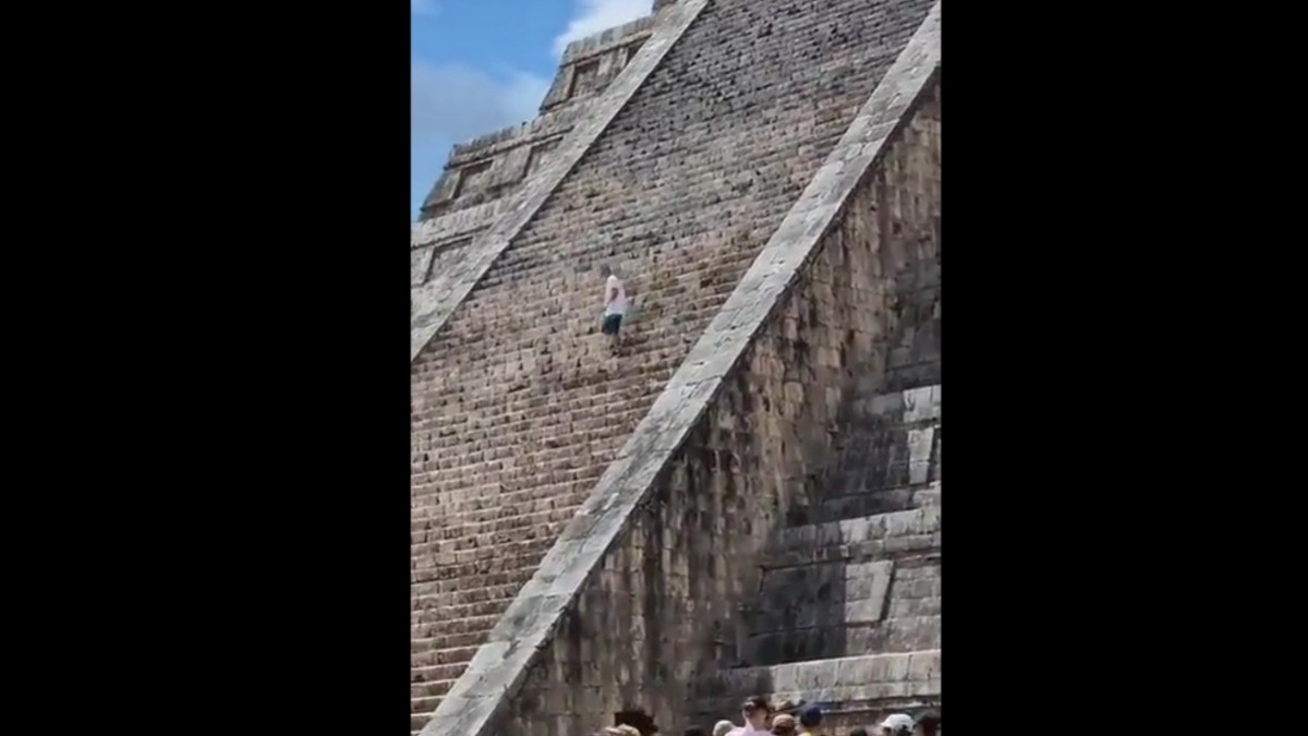 VIDEO | ¡Ooootra vez! Joven sube al Castillo de Chichén Itzá