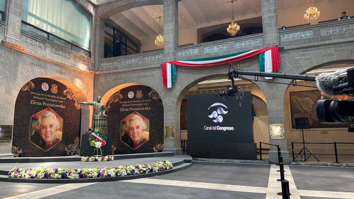 Entregan a Elena Poniatowska medalla Belisario Domínguez